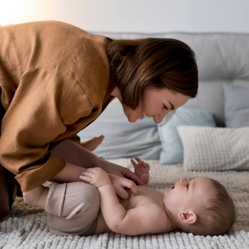 maman change la couche de bébé