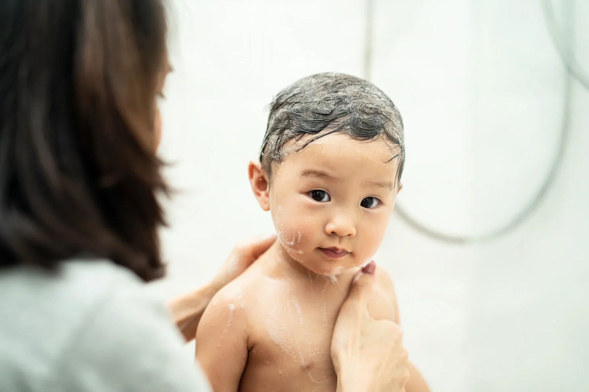 laver bébé avec un produit d'hygiène adapté