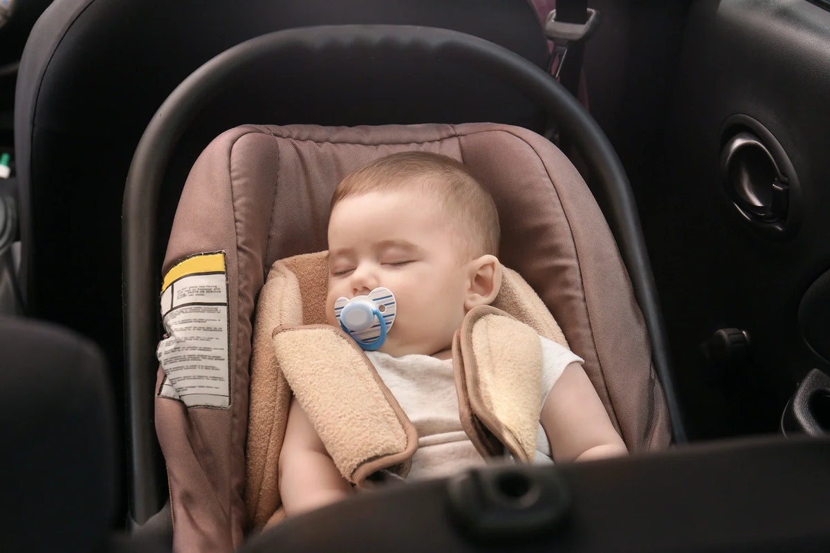 bébé dans son siège-auto