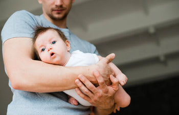 bébé constipé en position panthère