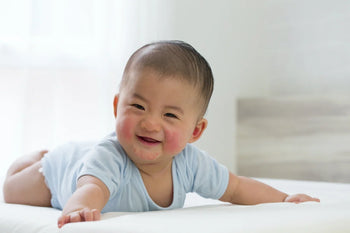 bébé avec des boutons sur les joues