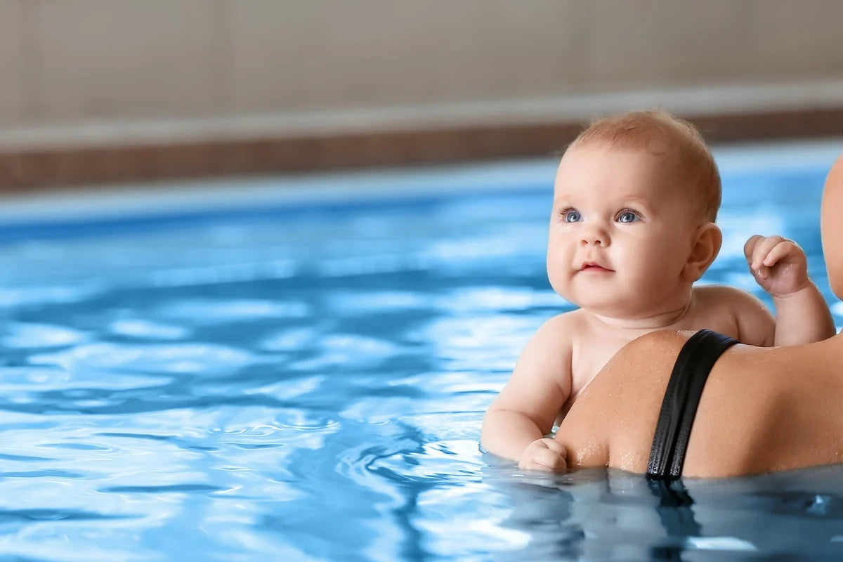 bébé dans une piscine avec sa mère