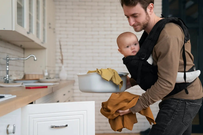 père fait le ménage avec des produits d'entretien naturels