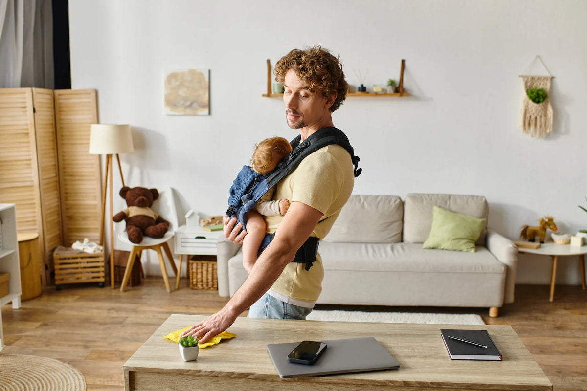 papa fait le ménage avec bébé