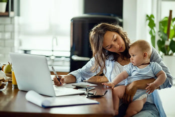 maman qui travaille avec bébé
