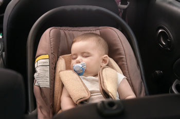 bébé dans son siège-auto